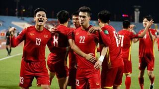 Cựu danh thủ: Đá sân cỏ nhân tạo, tuyển Việt Nam vẫn thắng Singapore