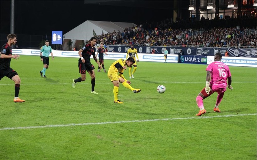Báo Thái Lan ngợi khen bàn thắng đầu tiên của Quang Hải ở Pau FC