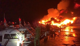 8 tàu gỗ và cano du lịch neo đậu tại cảng Cửa Đại bốc cháy dữ dội