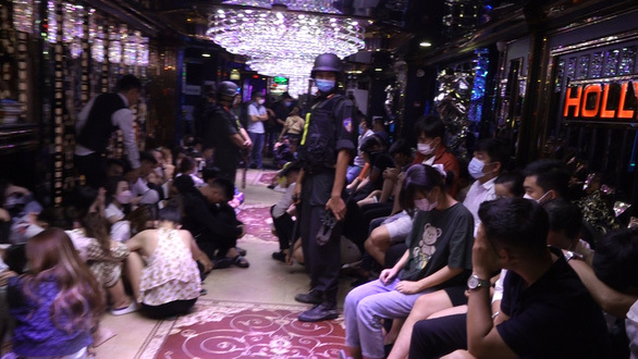Công an TPHCM đột kích karaoke giữa đêm, phát hiện nhiều nhân viên, khách hát đang 'bay lắc'