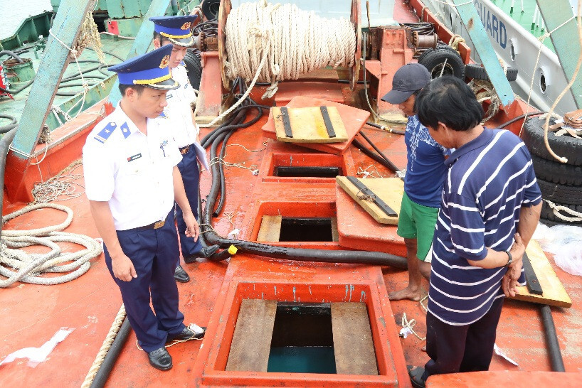 Cảnh sát biển liên tiếp phát hiện và bắt tạm giữ tàu vận chuyển số lượng lớn dầu trái phép