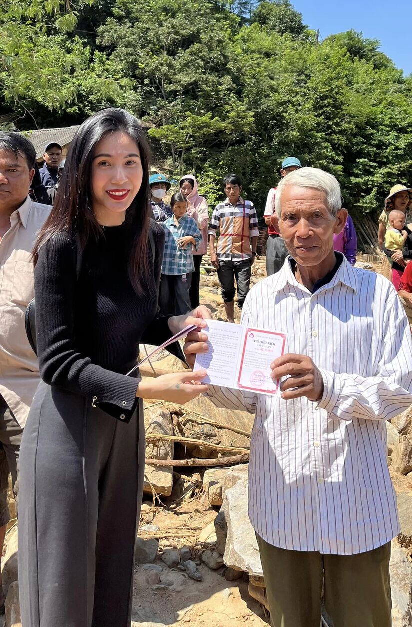 Thủy Tiên đến Kỳ Sơn làm từ thiện, hỗ trợ 6 căn nhà cho người dân bị lũ quét