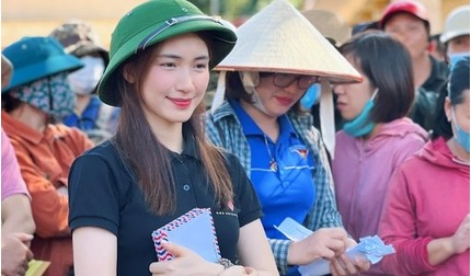 Hòa Minzy đến Nghệ An trao 200 triệu tiền mặt cho bà con bị ảnh hưởng lũ quét