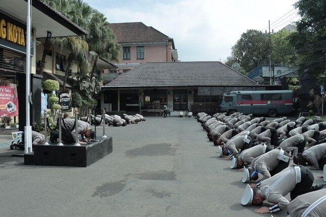 Cảnh sát Indonesia quỳ gối xin lỗi nạn nhân vụ bạo loạn ở sân vận động