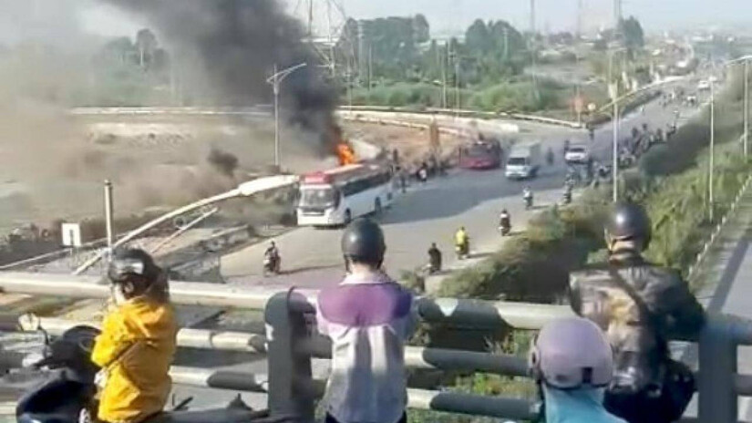 Bắc Giang: Xe khách chở 40 công nhân bốc cháy trên đường đến khu công nghiệp