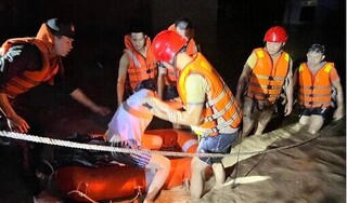 Đà Nẵng chìm trong biển nước, người dân lên mạng xã hội cầu cứu