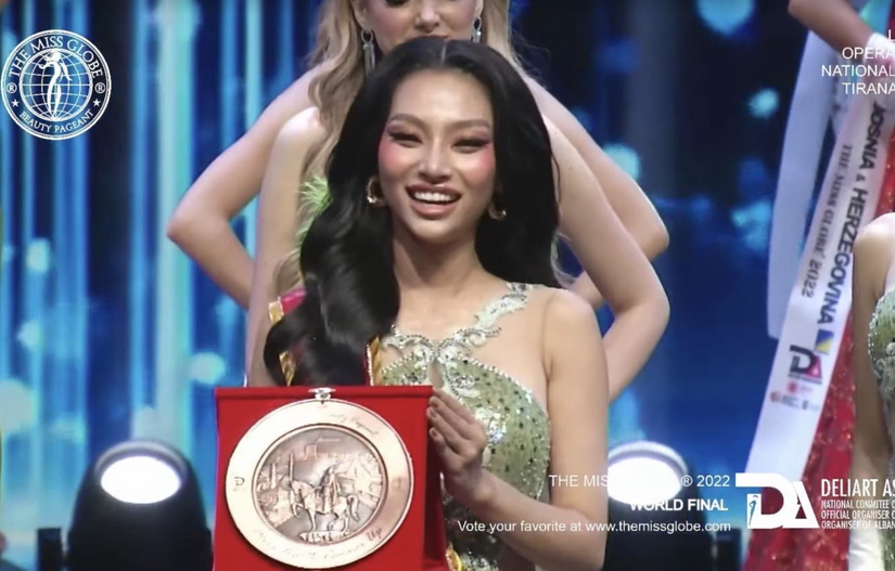 Lâm Thu Hồng giành ngôi vị Á hậu 4 tại Hoa hậu Hoàn cầu 2022 Hai cha con tôi cùng khóc vì hạnh phúc