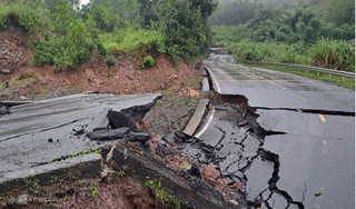 Quảng Trị: Quốc lộ 15D bị sụt lún 200m, cửa khẩu La Lay tê liệt, nguy cơ sạt cả quả đồi