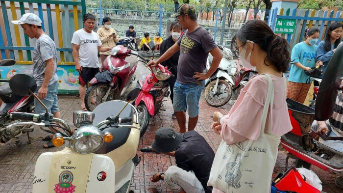 Xúc động hình ảnh nhóm thợ từ Quảng Nam ra Đà Nẵng sửa miễn phí hàng trăm xe máy cho dân vùng ngập