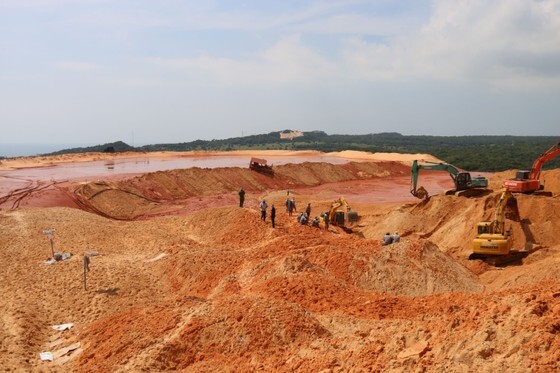 Tìm thấy thi thể thứ 2 trong vụ sập mỏ khai thác titan ở Bình Thuận