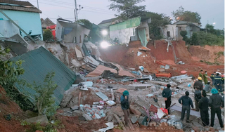 Quảng Trị: Sạt lở trong đêm khiến nhiều nhà đổ sập xuống sông, một người dân tử vong