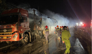 Quảng Ngãi: Xe đầu kéo chở 7 ô tô con bốc cháy trên quốc lộ