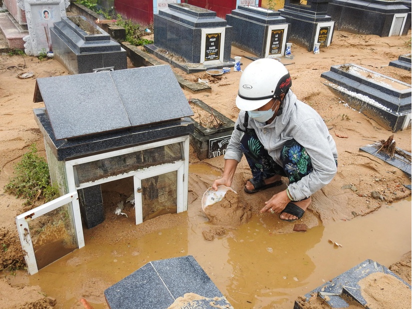 Hơn 600 ngôi mộ tại nghĩa trang Hòa Sơn bị vùi lấp, cuốn trôi sau mưa lũ