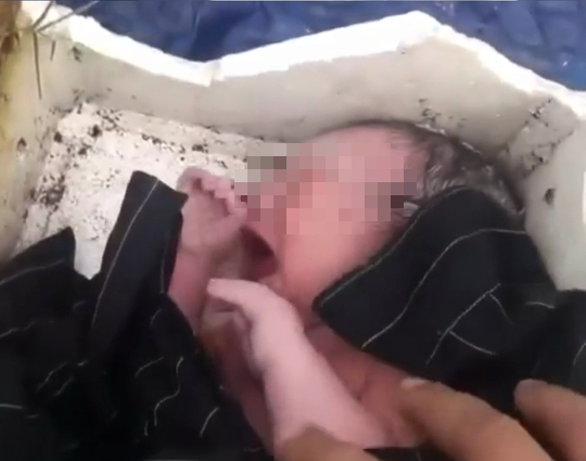 Nha Trang: Phát hiện bé gái sơ sinh bị bỏ trong thùng xốp dưới chân cầu 