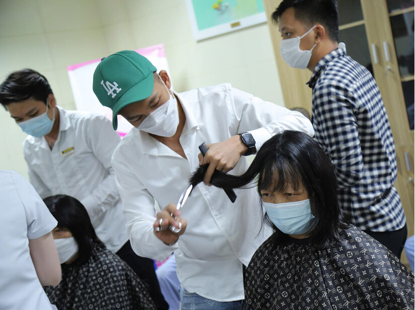 Tặng những bộ tóc cho nữ bệnh nhân ung thư nhân ngày Phụ nữ Việt Nam