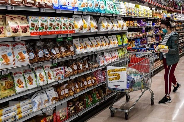 Giá thực phẩm tăng vọt, lạm phát Anh trở lại mức cao nhất trong 40 năm