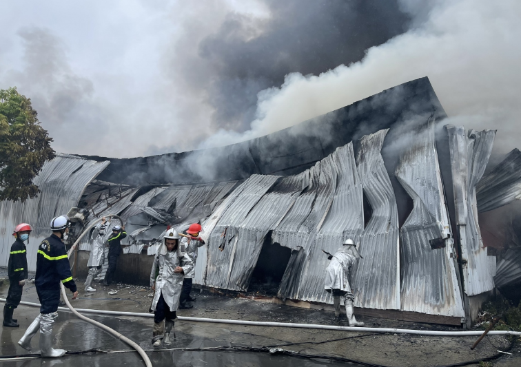 Cháy lớn khu nhà xưởng ở Hà Nội, 1 bảo vệ tử vong