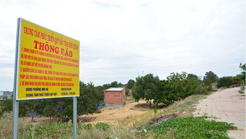 Tại nhiều nơi, Trung tâm phát triển quỹ đất tỉnh Bình Thuận cắm các bảng thông báo như thế này. Ảnh: Đ.T