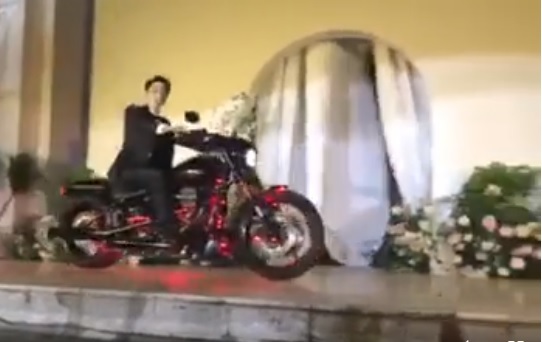 Đám cưới Bình An - Phương Nga: Chú rể lái môtô lên sân khấu, cô dâu bật khóc nức nở vì hạnh phúc