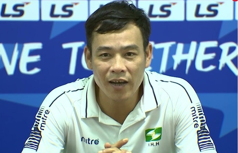 HLV Huy Hoàng hài lòng khi SLNA có điểm trước TP.HCM ở vòng 21