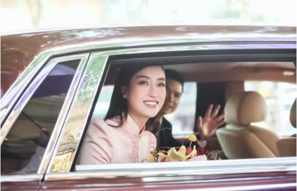 Đám cưới Đỗ Mỹ Linh và con trai bầu Hiển: Chú rể rước dâu bằng xế hộp 83 tỷ, bà trùm Hoa hậu mừng hẳn 1 cây vàng