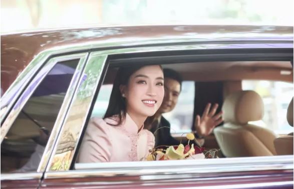Đám cưới Đỗ Mỹ Linh và con trai bầu Hiển: Chú rể rước dâu bằng xế hộp 83 tỷ, bà trùm Hoa hậu mừng hẳn 1 cây vàng