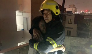 Giải cứu 11 người thoát khỏi đám cháy chung cư mini ở Hà Nội