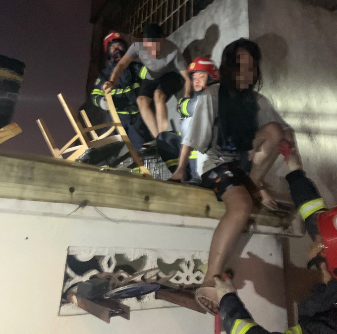 Giải cứu 11 người thoát khỏi đám cháy chung cư mini ở Hà Nội
