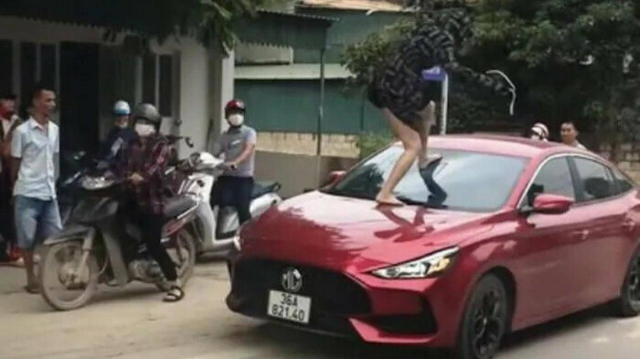 Thanh Hóa: Điều tra vụ người phụ nữ đạp vỡ kính ô tô, cắn rách tai 'tình địch'