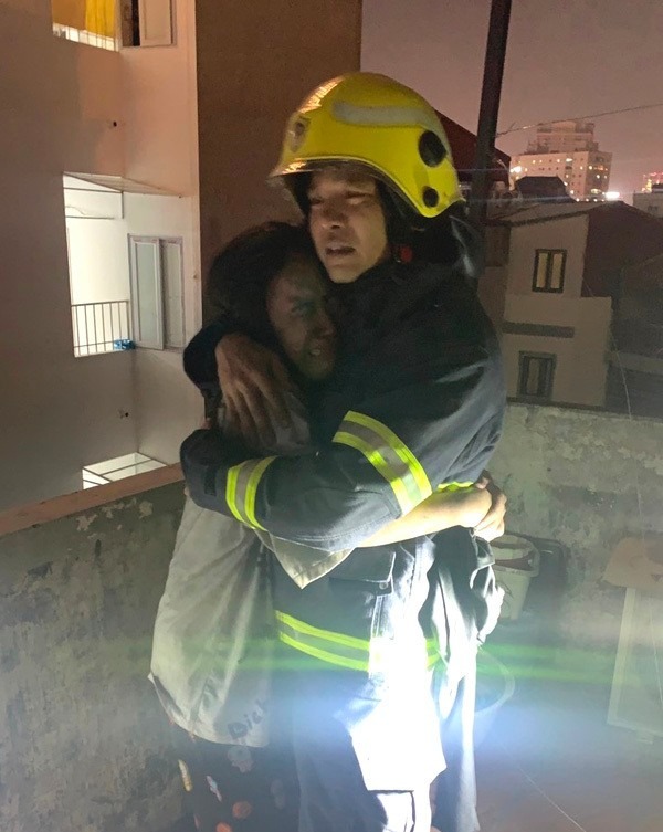 Người lính cứu hoả trong bức ảnh cô gái ôm chặt sau khi được cứu: Tôi rất xúc động và hạnh phúc
