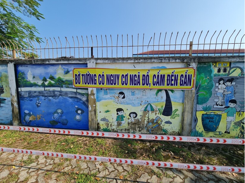 Quảng Nam: Trường học “cầu cứu” vì bức tường hơn 140m có nguy cơ sập bất cứ lúc nào