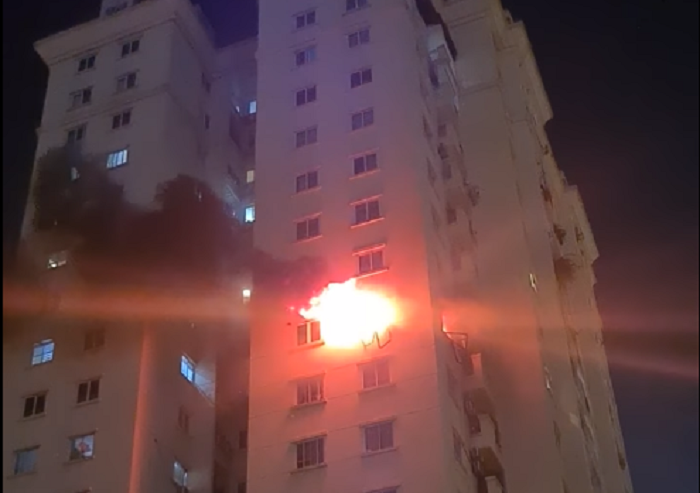 Hà Nội: Cháy căn hộ chung cư ở Tây Hồ, 12 người thoát nạn