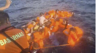 Tàu Indonesia bốc cháy giữa biển, 14 người thiệt mạng