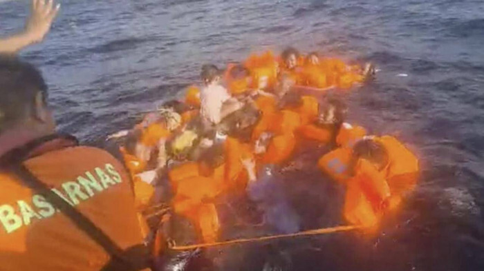 Tàu Indonesia bốc cháy giữa biển, 14 người thiệt mạng
