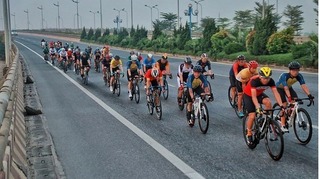 Đoàn người thản nhiên đạp xe tập thể dục trên đường cao tốc ở Hà Nội gây bức xúc