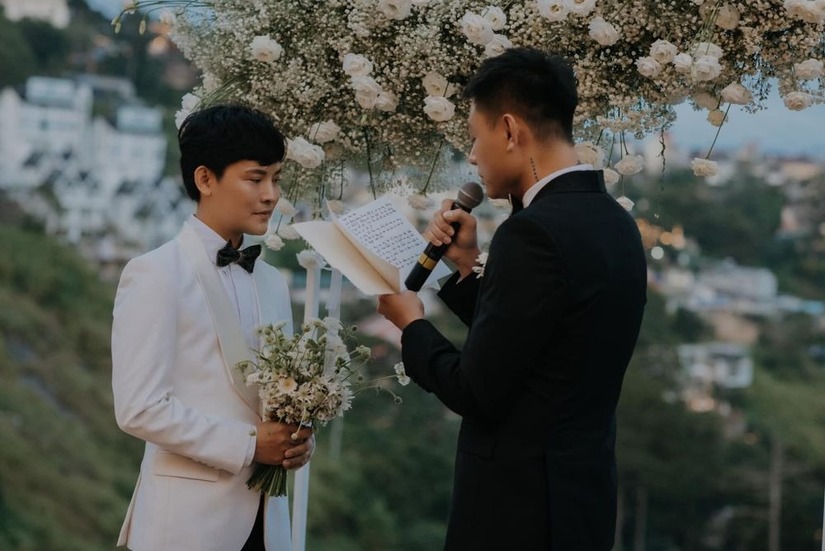 Đám cưới LGBT gây bão mạng vì lời chúc phúc đến từ thiên đường của người thứ 3