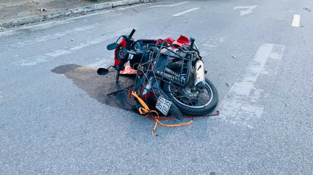 Siêu xe Ferrari 488 va chạm với xe máy, 1 người phụ nữ tử vong
