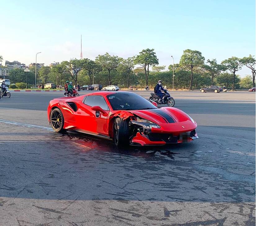 Siêu xe Ferrari 488 va chạm với xe máy, 1 người phụ nữ tử vong
