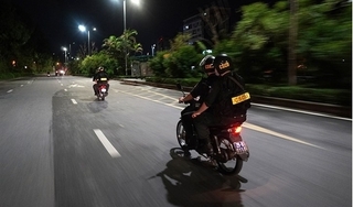 Bắt 2 đối tượng ném gạch tấn công Cảnh sát Cơ động tại Hà Nội