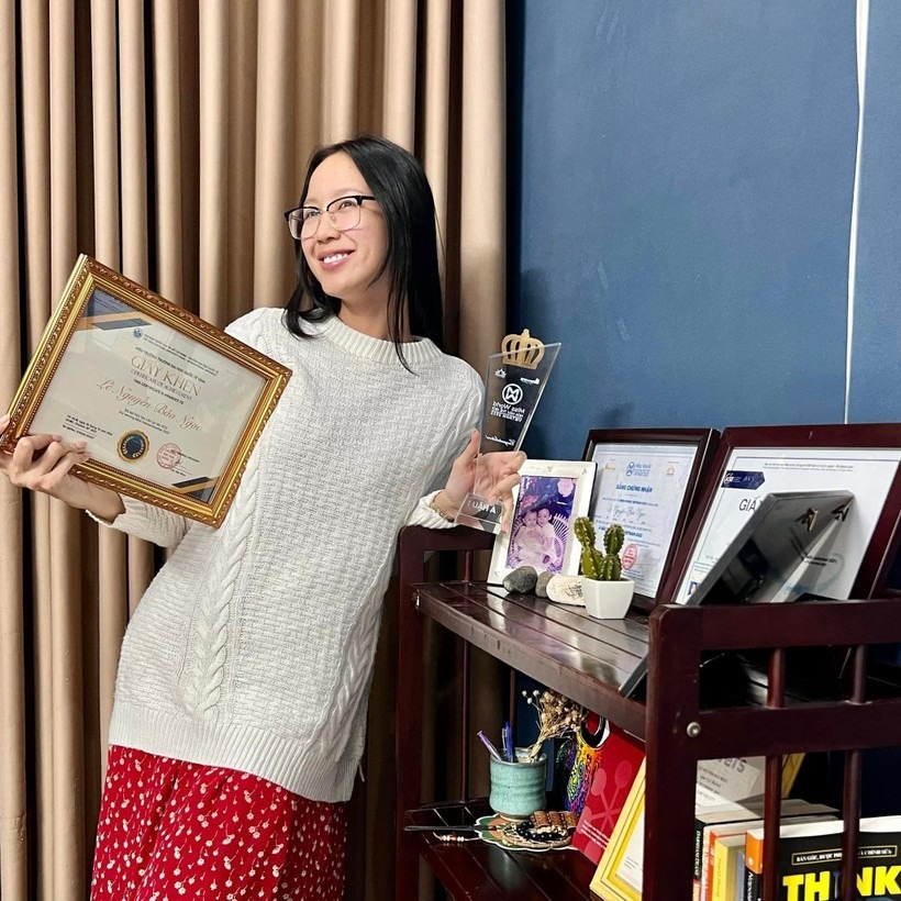 Hoa hậu Bảo Ngọc khoe bộ sưu tập giấy khen 'khủng' trong thời gian đèn sách