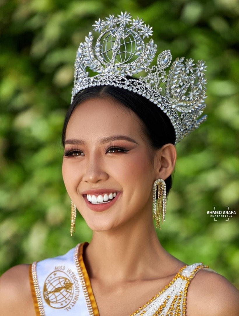Hoa hậu Bảo Ngọc khoe bộ sưu tập giấy khen 'khủng' trong thời gian đèn sách