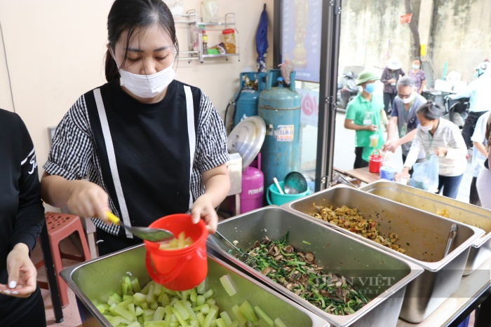 Ấm lòng những suất cơm 0 đồng tặng người nhà bệnh nhân