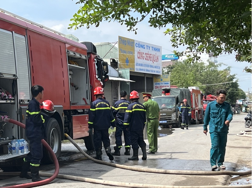 TP.HCM: Cơ sở sản xuất đồ gỗ bốc cháy ngùn ngụt sau tiếng nổ lớn, thiêu rụi hàng trăm mét vuông nhà xưởng