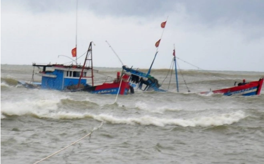 Tìm kiếm 2 ngư dân mất tích trong vụ chìm tàu ở Quảng Ngãi