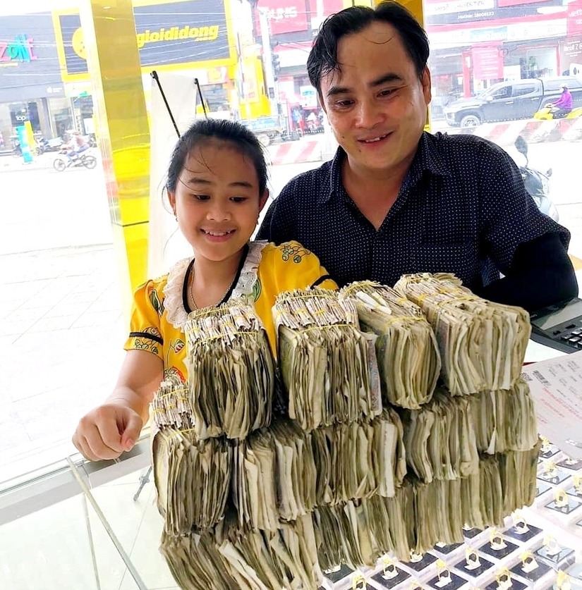 Xúc động câu chuyện hai bé ở Long An ‘đập heo’, mang 7kg tiền mặt đi mua vàng tặng bố