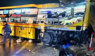 Thừa Thiên - Huế: Xe khách va chạm xe tải trong đêm, 15 người thương vong