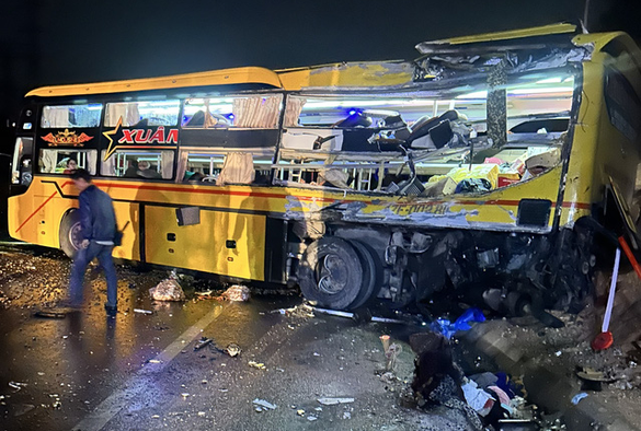 Xe khách va chạm xe tải trong đêm, 15 người thương vong