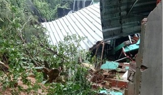 Phú Yên: Sạt lở đất cuốn sập bức tường nhà dân khiến 2 mẹ con bị thương