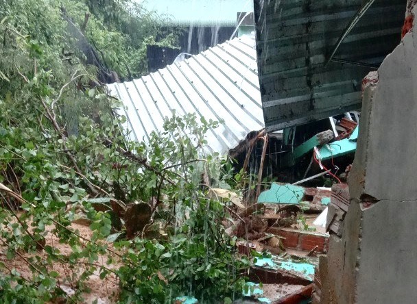 Phú Yên: Sạt lở đất cuốn sập bức tường nhà dân khiến 2 mẹ con bị thương