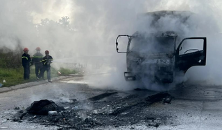 Vĩnh Phúc: Ô tô cháy rụi sau va chạm với xe máy, 2 người tử vong